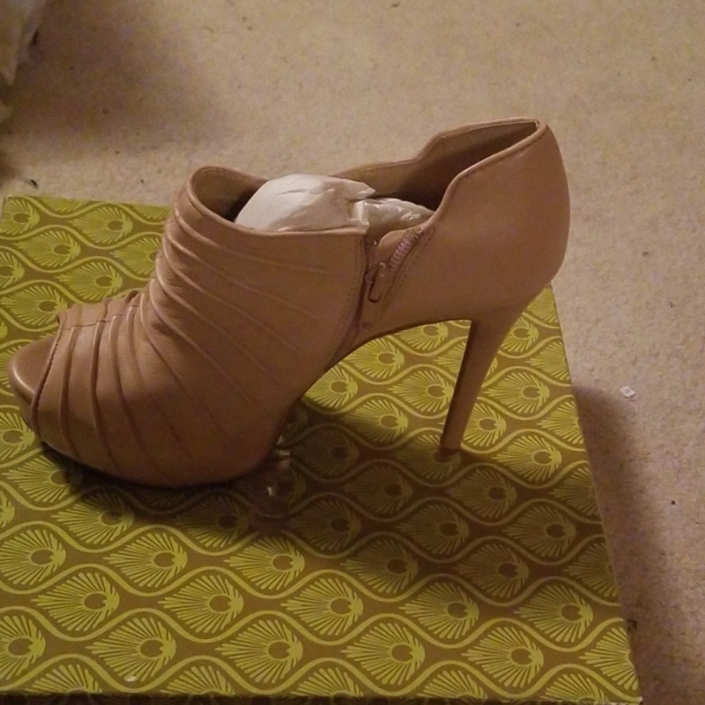 Heels - Picture 2 of 3